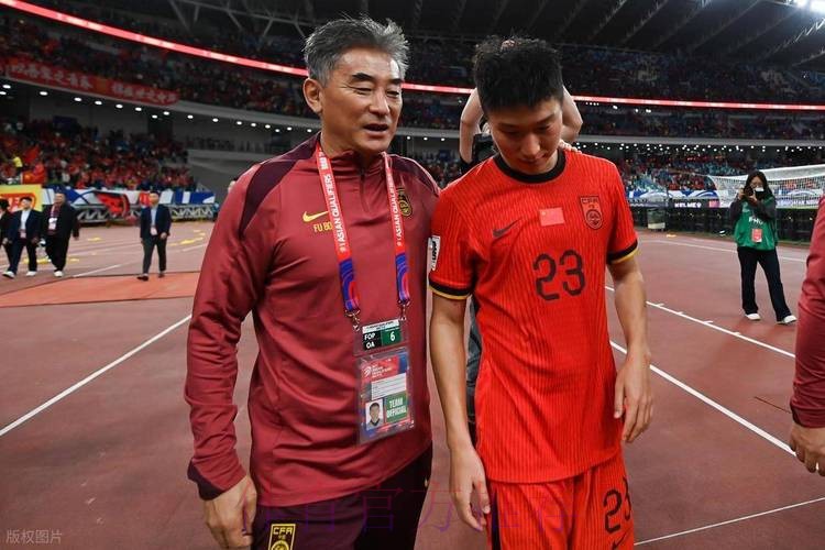 傅博带领国足进行首训 即将兵发韩国东亚杯赛 傅博带领国足进行首训 即将兵发韩国东亚杯赛